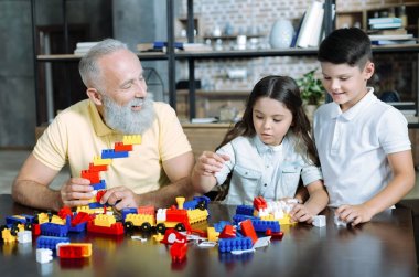 Neşeli aile evde yapı taşı ile oynamak