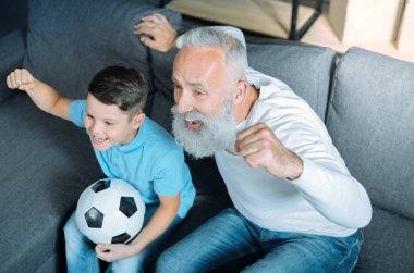 Dedesi ve çocuk futbol birlikte maçı izlerken çok memnun