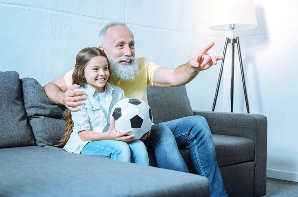 Amante abuelo mostrando juego de fútbol infantil en la televisión —  Fotos de Stock