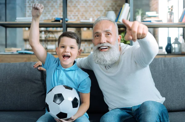 Miembros de la familia emocionados viendo fútbol en casa — Foto de Stock