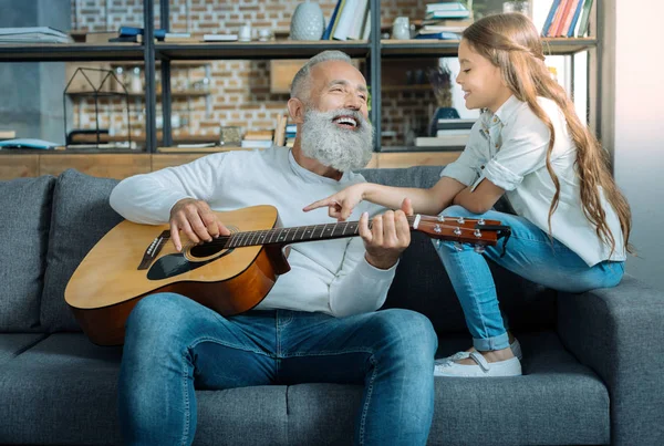 Alegre abuelo cantando para su adorable nieta — Foto de Stock