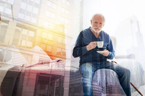 Calmo pensionista beber café enquanto estiver em casa — Fotografia de Stock