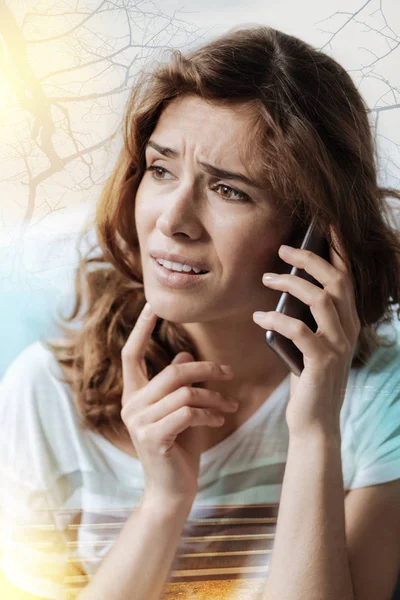 Неприємна жінка розмовляє по телефону — стокове фото