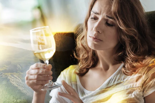 Doordachte vrouw met een wijnglas — Stockfoto