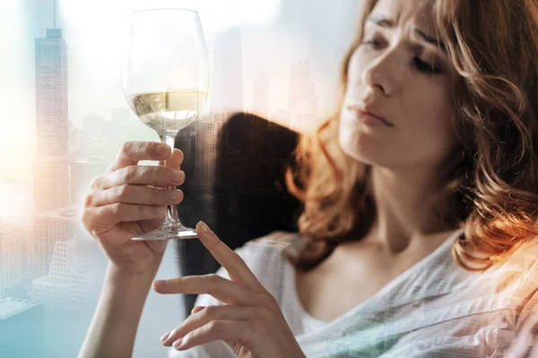 Boos vrouw met een wijnglas — Stockfoto