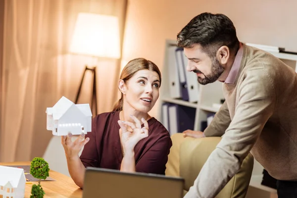 Persona maschile fiduciosa che parla con il suo partner — Foto Stock