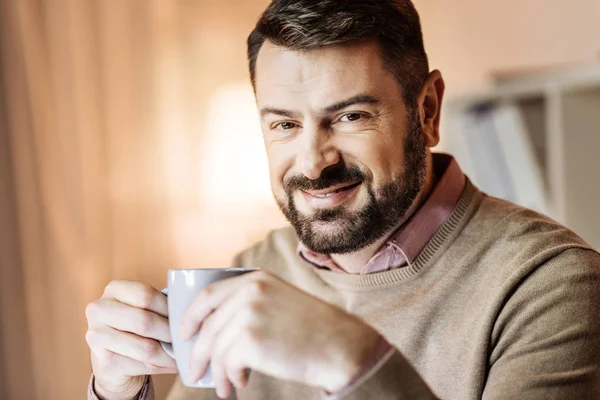 Portrét muže, radost že se dívá na kameru — Stock fotografie