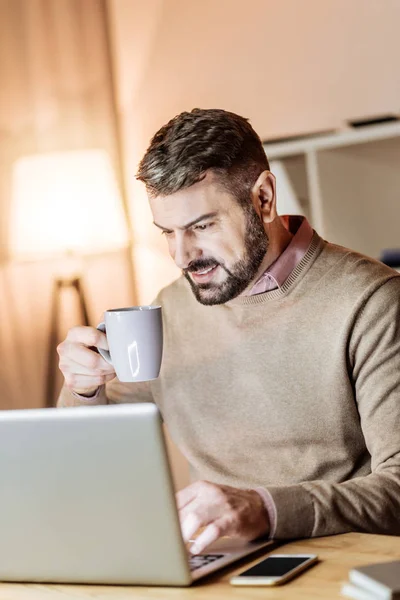 Attraktiv brunett man använder hans dator — Stockfoto