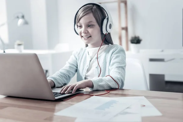 Adorable jovencita escuchando música en la computadora — Foto de Stock