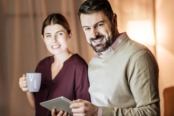 Positiva kollegor titta rakt på kameran — Stockfoto