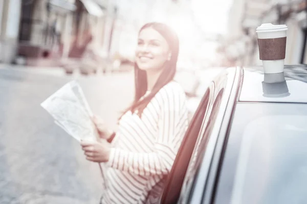 Viajante feminino desfrutando de sua viagem enquanto faz uma pausa ao ar livre — Fotografia de Stock