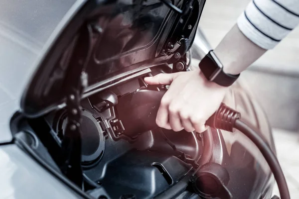 Close up van succesvolle dame aansluiten energieleverancier in auto — Stockfoto