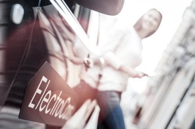 Genç kadın Elektrikli Otomobil Kiralama yakın çekim