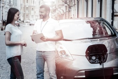 Eko Dostu Elektrikli Otomobil Kiralama akıllı genç kadın