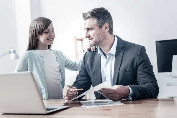 Kärleksfull dotter chatta med upptagen far — Stockfoto