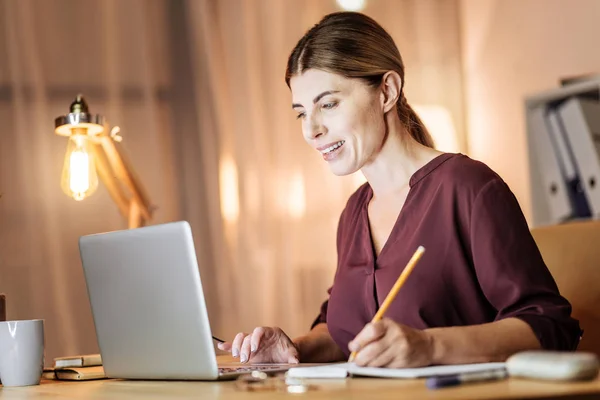 Donna allegra che fa il suo lavoro con piacere — Foto Stock