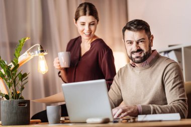 Yakışıklı erkek kişi zevk ile çalışma