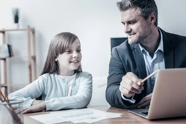 Nieuwsgierig meisje vraagt vader over zijn werk — Stockfoto