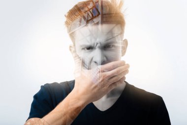 Ağız ve düz seyir yakınındaki elini tutarak sinirli stresli adam.