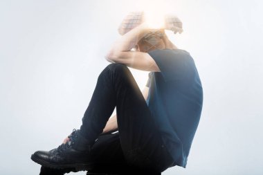 Güzel görünümlü adam konsantre hareketleri üzerinde odaklanan oturma.