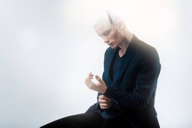 Ellerine bakarak ve düşünme konsantre üzgün adam.