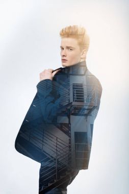 Kızıl saçlı başarılı adam ayakta ve poz.