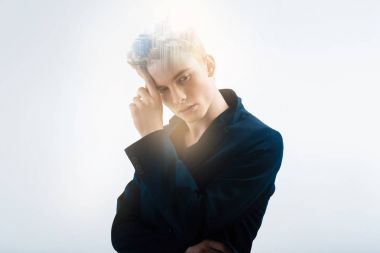 Kafa yakınındaki elini tutarak ve bir kenara seyir yaratıcı düşünceli adam.