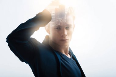 Saçları çok dokunaklı ve bir kenara arıyorum genç yaratıcı çocuk.