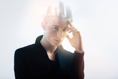 Ayakta ve düşünme derin yakışıklı adam.