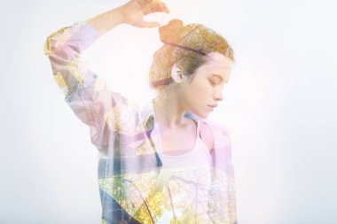 Elini tutarak aşağı seyir derin güzel kız.