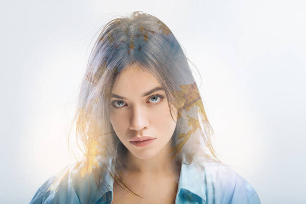 Довольно спокойная девушка смотрит прямо фокусируя свой взгляд
.