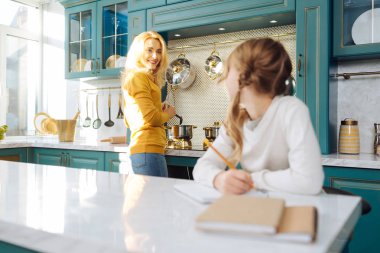 Neşeli anne ailesi için yemek hazırlama