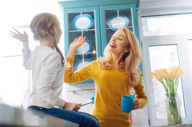 Mutlu anne ve kızı bir beşlik veren