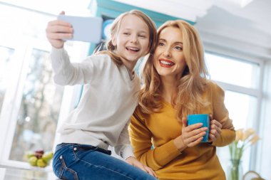 İçerik anne ve kızı selfies alarak