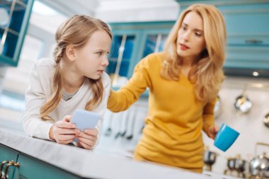 Üzgün kız cep telefonu tutan