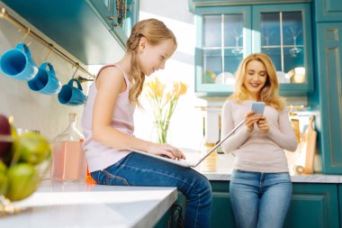 Mutlu kız onu laptop yazarak