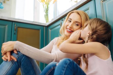 Sarışın kızı anneler kulağına fısıldayan