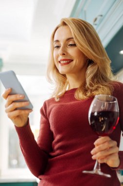 Telefonunu yazarak ve şarap içme ilham