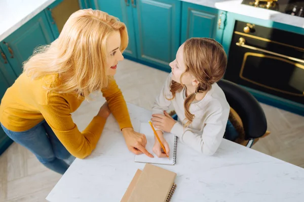 Blij mooie Mama kijken naar haar dochter — Stockfoto