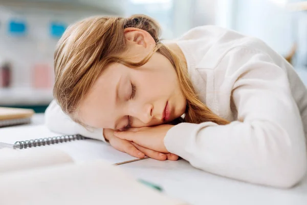 Lief blond meisje over haar notitieblok slapen — Stockfoto