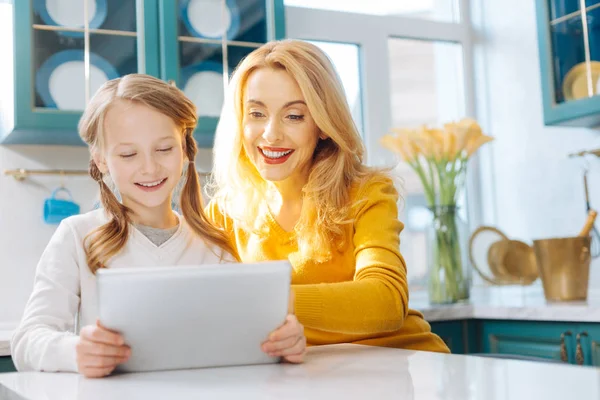 Madre e hija inspiradas pasando tiempo juntas — Foto de Stock