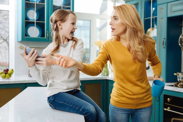 Menina irritada gritando com sua mãe — Fotografia de Stock