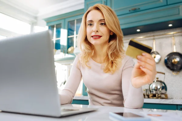 Smiling self-employed woman working on her laptop — Stock Photo, Image