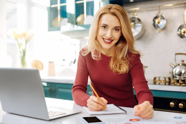 Freelancer de conteúdo trabalhando na cozinha — Fotografia de Stock