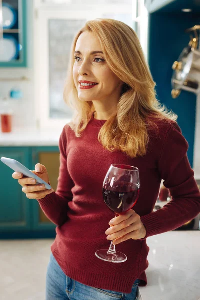 Mujer feliz bebiendo un poco de vino tinto y pensando —  Fotos de Stock