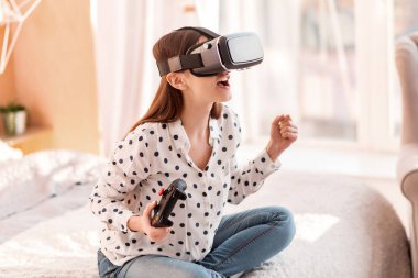 Çekici güzel kadın VR için bağlanma