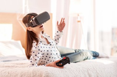 Esmer çekici kadın VR Oyunu kaybetme