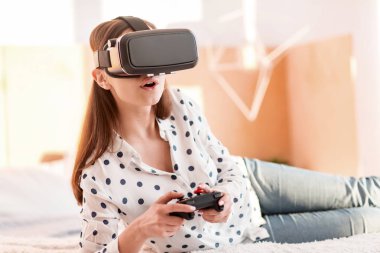 VR oyun ithaf hayran genç kadın