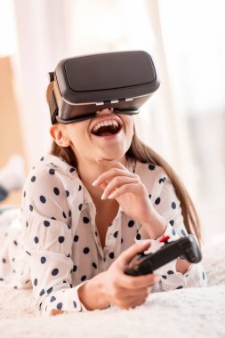 Neşeli neşeli kadın VR kulaklık gülüyor