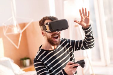 VR Oyunu oynarken neşeli adam gay